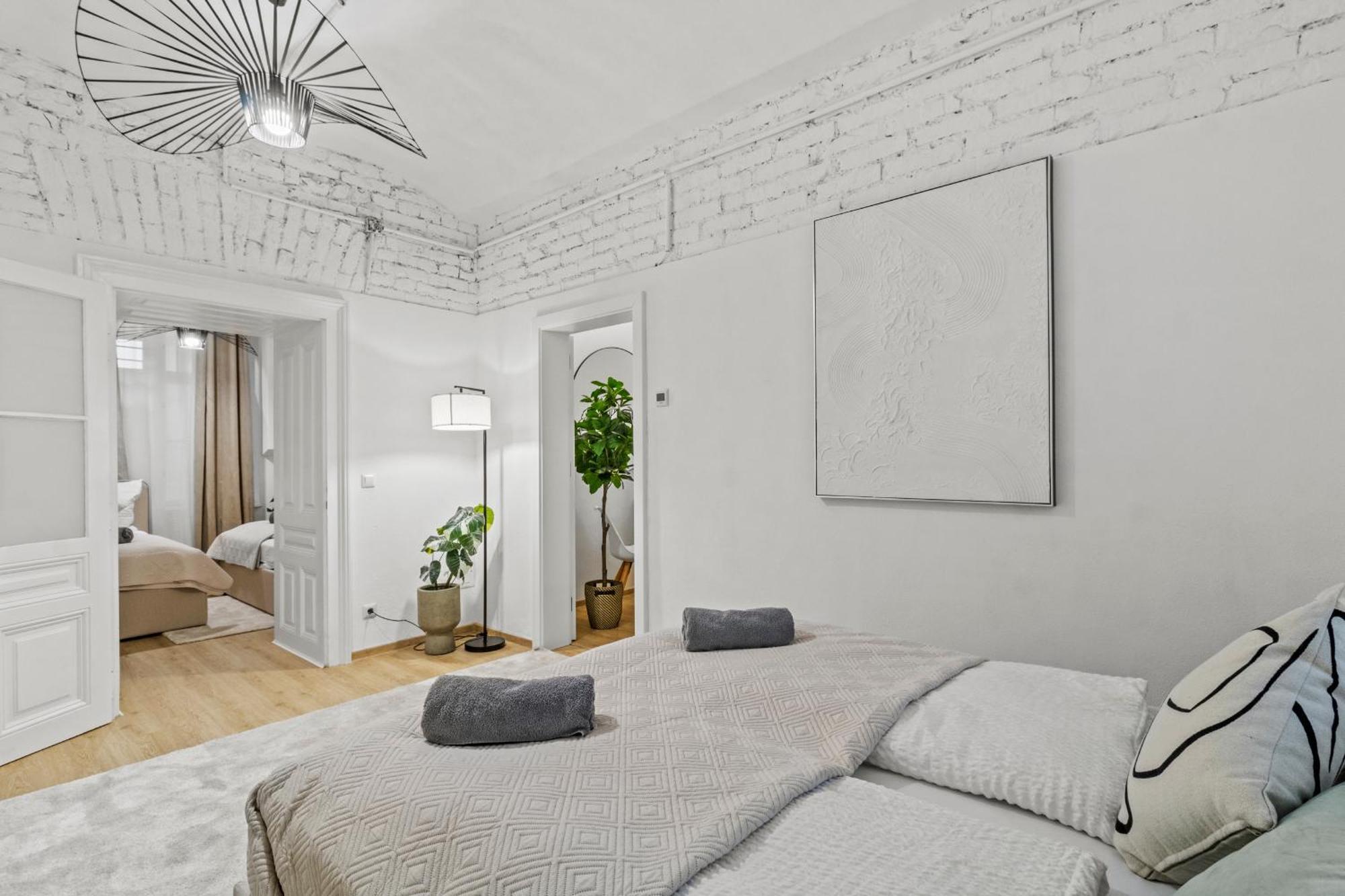 Next To Shopping Street And Subway Station, Few Minutes To Stephansplatz * Viena