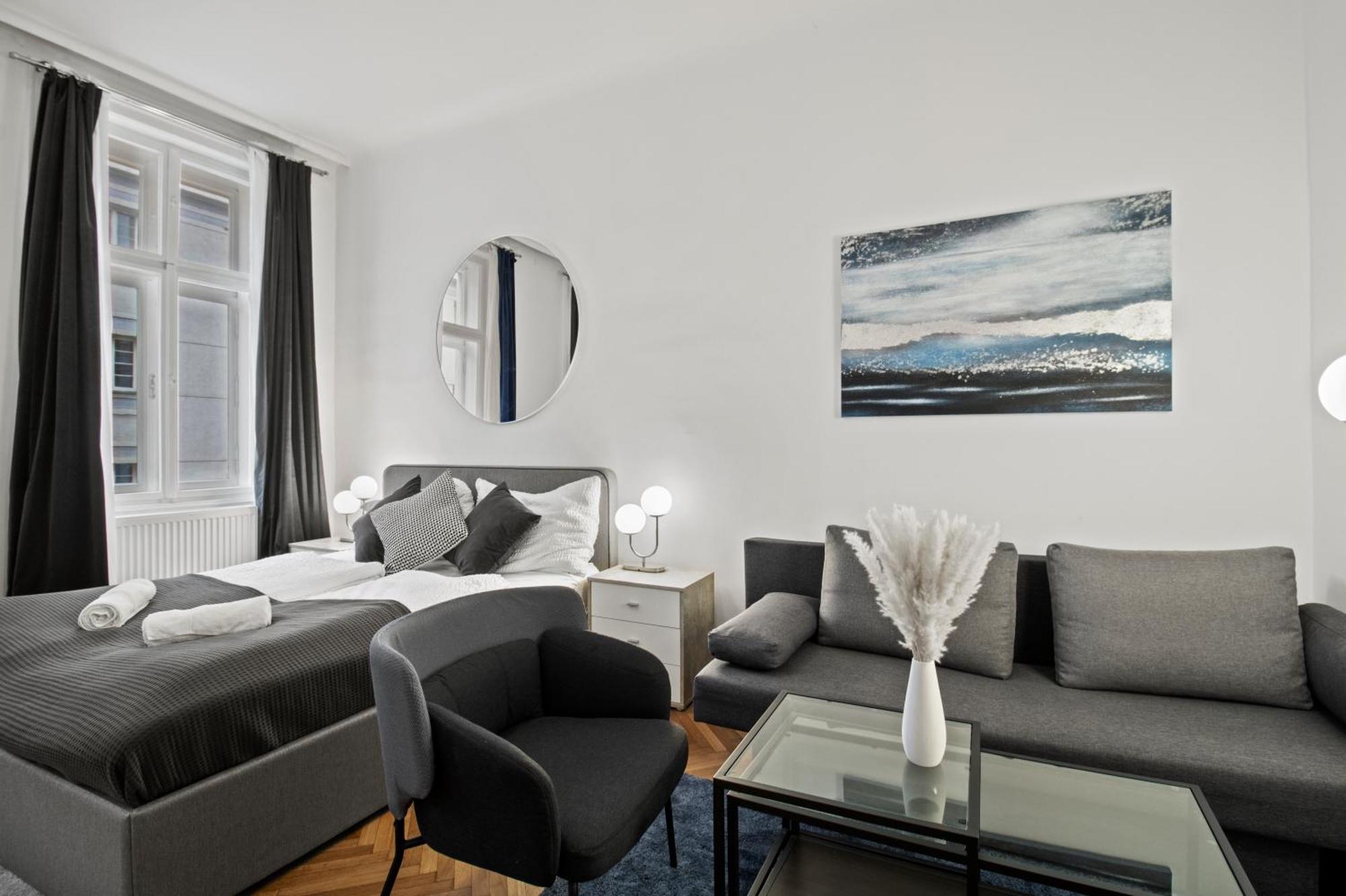 Next To Shopping Street And Subway Station, Few Minutes To Stephansplatz Viena