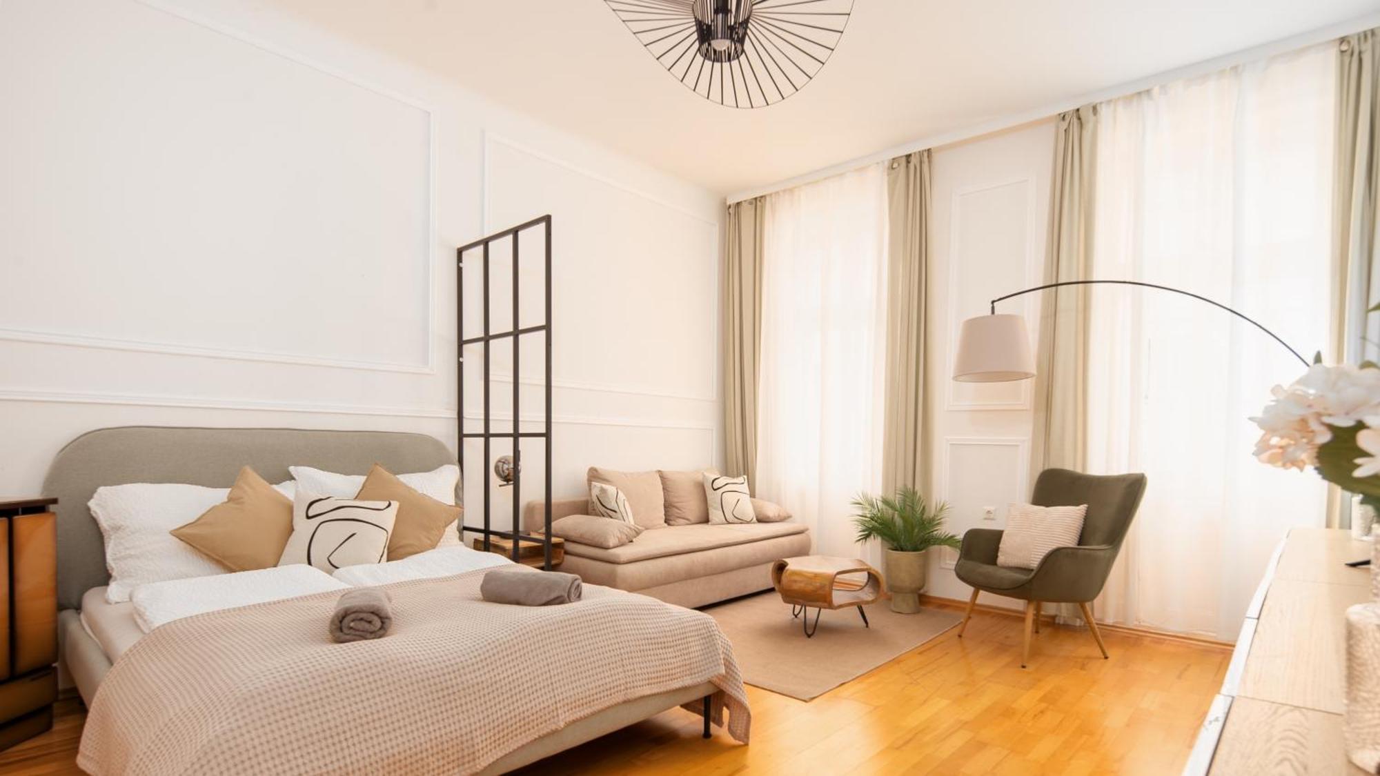 Next To Shopping Street And Subway Station, Few Minutes To Stephansplatz Viena