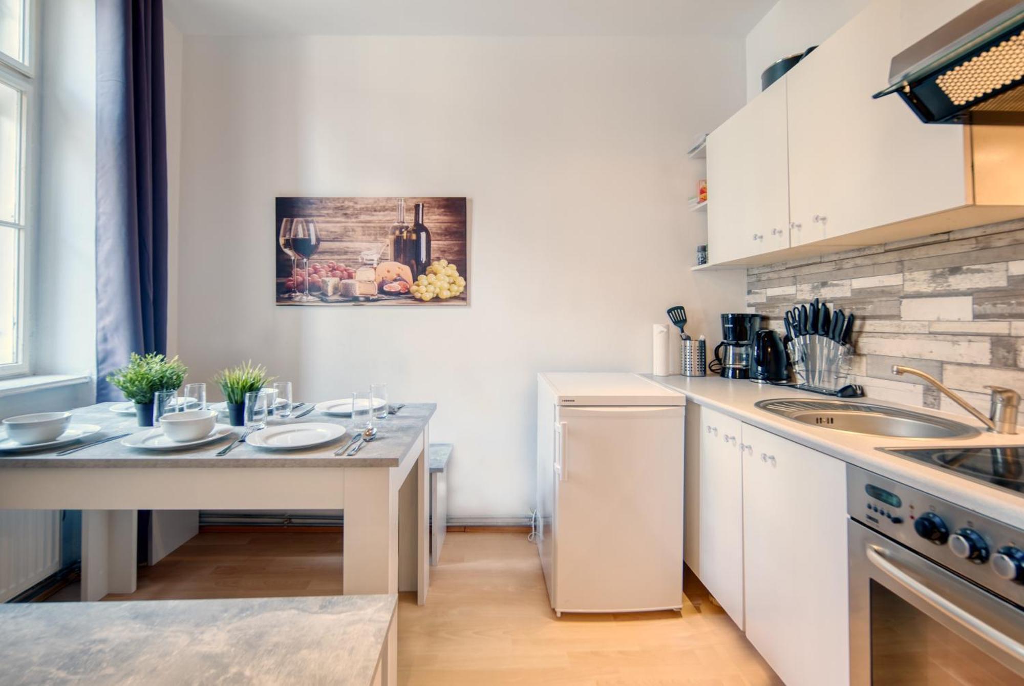 Next To Shopping Street And Subway Station, Few Minutes To Stephansplatz Viena