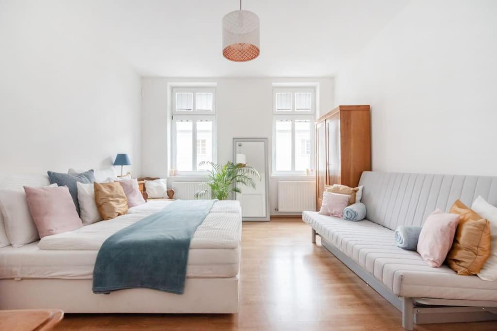 Next To Shopping Street And Subway Station, Few Minutes To Stephansplatz Viena