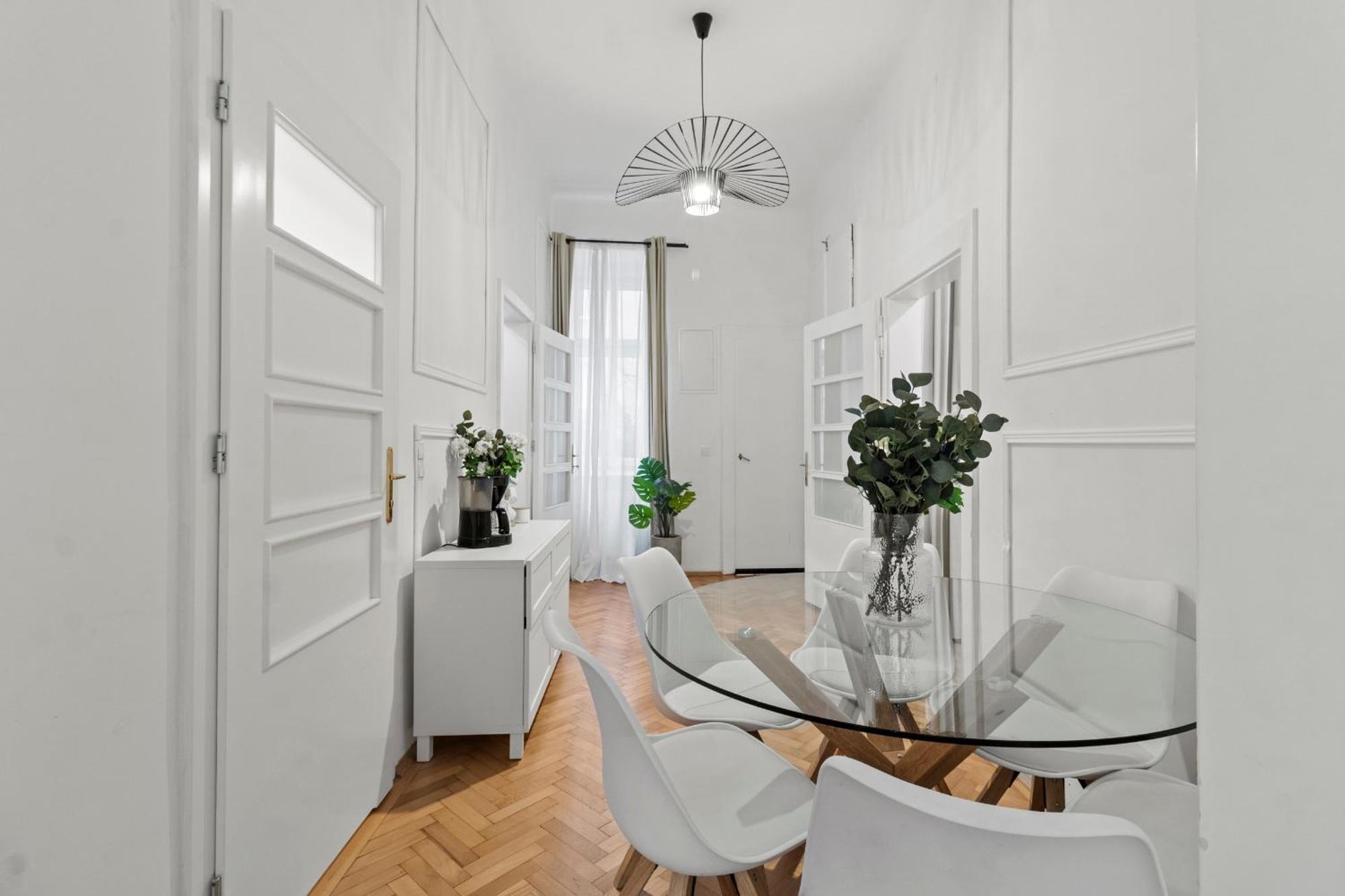 Next To Shopping Street And Subway Station, Few Minutes To Stephansplatz * Viena