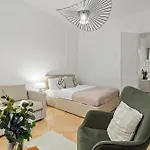 Long Term Stay I 2 Min To U1 Columbusplatz I High Speed Wifi