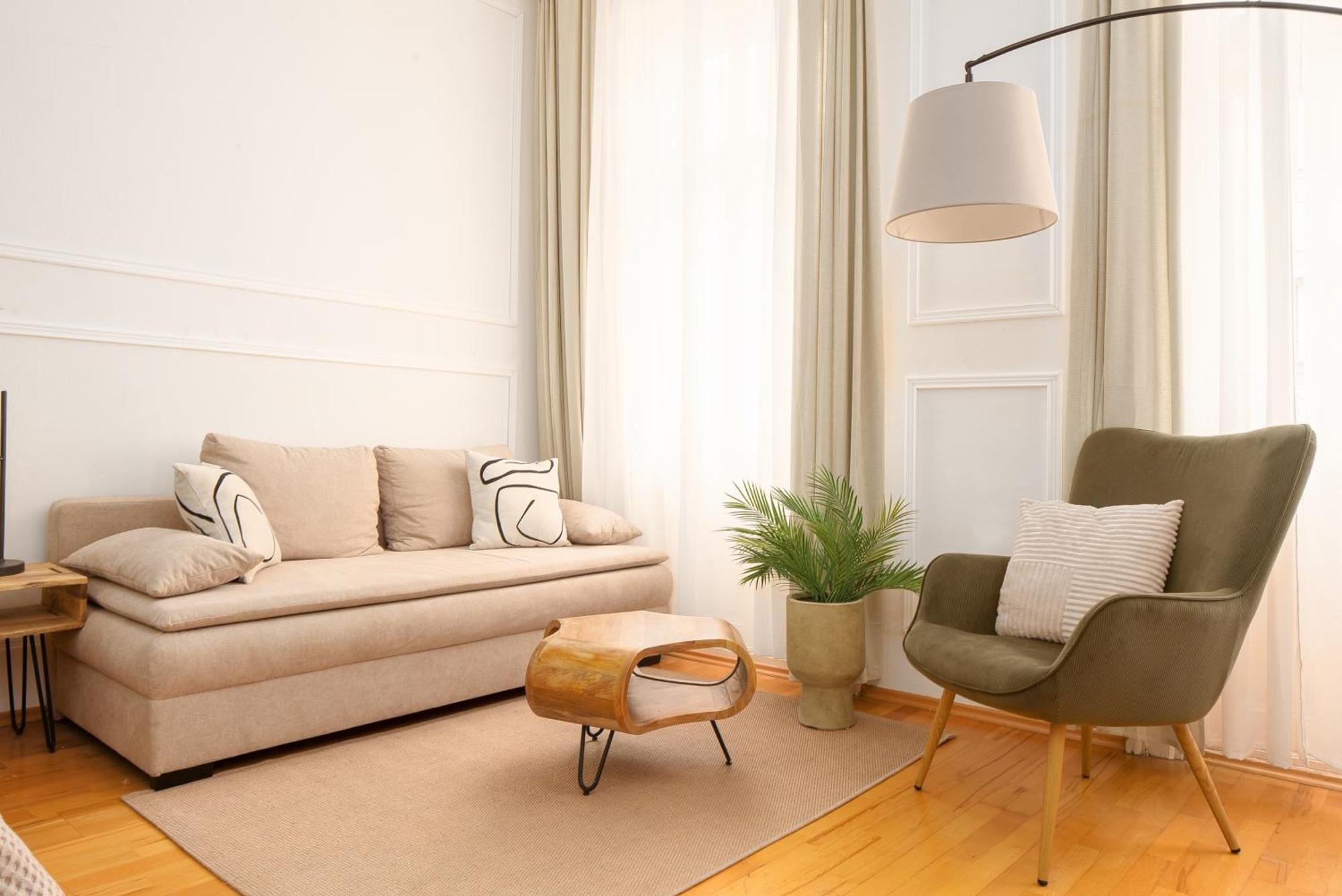 Apartment Next To Shopping Street And Subway Station, Few Minutes To Stephansplatz Wien