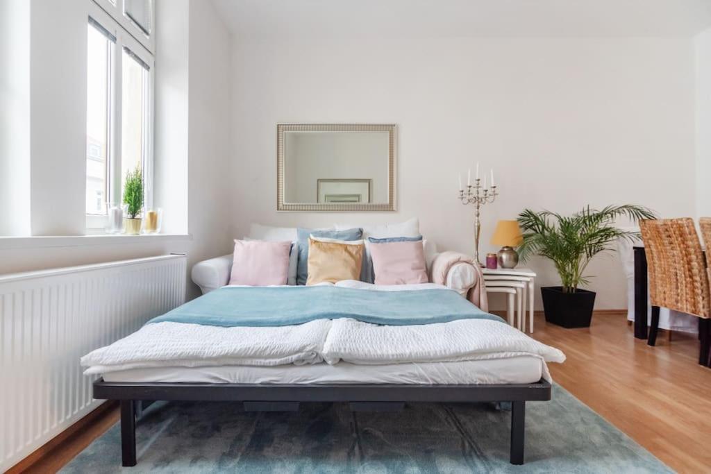 Next To Shopping Street And Subway Station, Few Minutes To Stephansplatz Wien